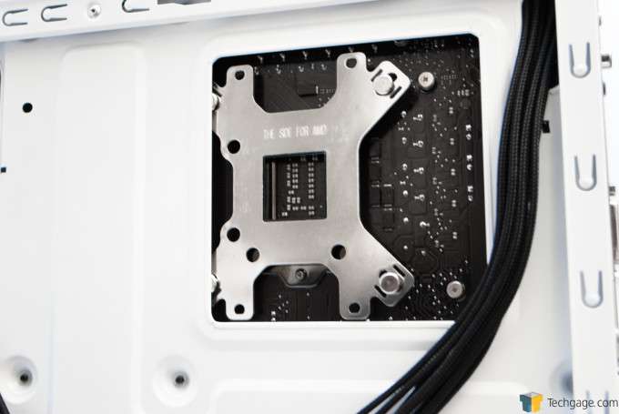 BitFenix Neos Chassis - CPU cut-out too small