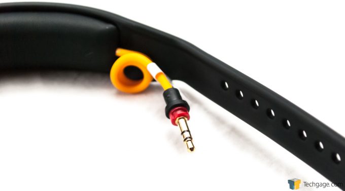 Techgage Review Of The FNATIC Duel Gaming Headset Headband Connector Closeup