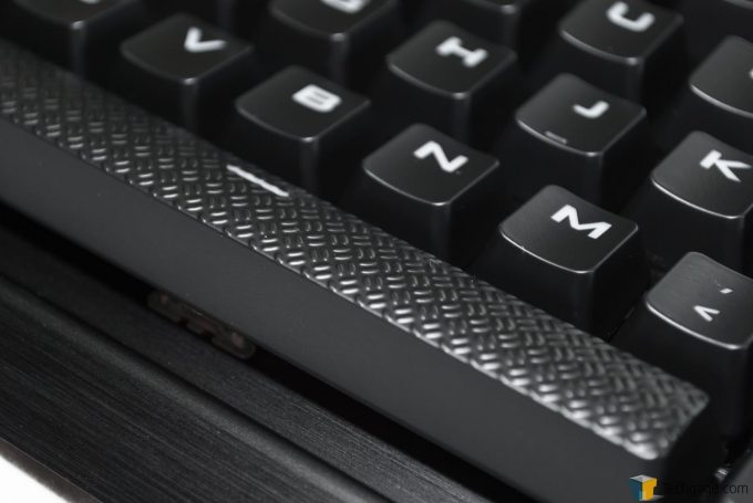 Corsair K70 RAPIDFIRE (2) - textured Space Bar