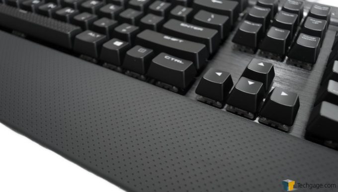 Corsair K70 RAPIDFIRE (7) - Wrist Pad Attached