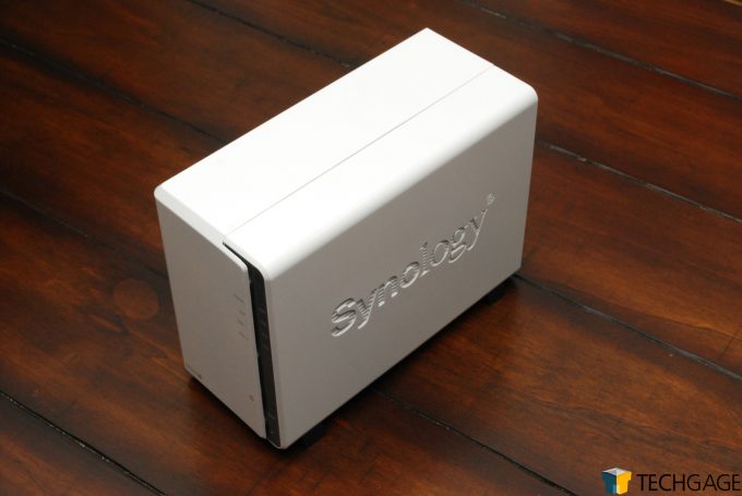 Synology DS220j Review Main Body Right Side Shot(10)