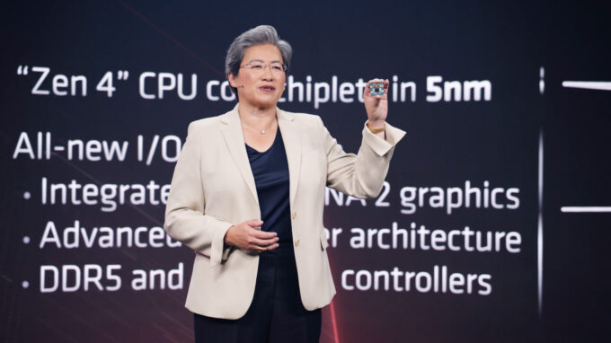 AMD's Lisa Su Holding Zen 4 Ryzen 7000 Series Processor